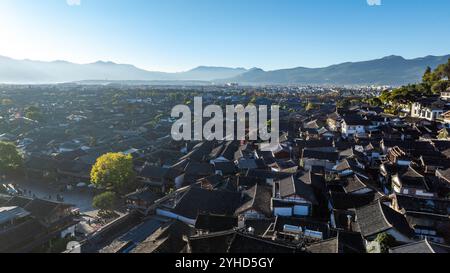 (241111) -- LIJIANG, 11 novembre 2024 (Xinhua) -- une photo de drone aérien prise le 11 novembre 2024 montre le paysage de la ville antique de Lijiang au lever du soleil dans la province du Yunnan, au sud-ouest de la Chine. Dans le but de construire une ville touristique de renommée mondiale, Lijiang a amélioré le service dans ses sites pittoresques tels que la ville antique de Lijiang et la montagne enneigée de Yulong, dans un effort pour promouvoir le développement de haute qualité de son marché du tourisme culturel. Selon les statistiques, la ville a reçu 68,663 millions de touristes au cours des trois premiers trimestres de 2024, une augmentation de 20,71 pour cent en glissement annuel. (Xinhua/ Banque D'Images