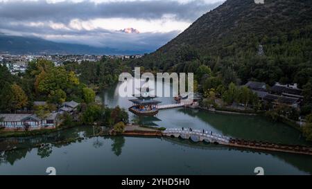 (241111) -- LIJIANG, 11 novembre 2024 (Xinhua) -- une photo de drone aérien prise depuis le parc Heilongtan montre une vue de la montagne enneigée de Yulong à Lijiang, dans la province du Yunnan, au sud-ouest de la Chine, le 11 novembre 2024. Dans le but de construire une ville touristique de renommée mondiale, Lijiang a amélioré le service dans ses sites pittoresques tels que la ville antique de Lijiang et la montagne enneigée de Yulong, dans un effort pour promouvoir le développement de haute qualité de son marché du tourisme culturel. Selon les statistiques, la ville a reçu 68,663 millions de touristes au cours des trois premiers trimestres de 2024, une augmentation de 20,71 pour cent par an Banque D'Images