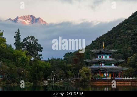 (241111) -- LIJIANG, 11 novembre 2024 (Xinhua) -- cette photo prise depuis le parc Heilongtan montre une vue de la montagne enneigée de Yulong à Lijiang, dans la province du Yunnan au sud-ouest de la Chine, 11 novembre 2024. Dans le but de construire une ville touristique de renommée mondiale, Lijiang a amélioré le service dans ses sites pittoresques tels que la ville antique de Lijiang et la montagne enneigée de Yulong, dans un effort pour promouvoir le développement de haute qualité de son marché du tourisme culturel. Selon les statistiques, la ville a reçu 68,663 millions de touristes au cours des trois premiers trimestres de 2024, une augmentation de 20,71 pour cent en glissement annuel. (Xinhua Banque D'Images