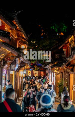 (241111) -- LIJIANG, 11 novembre 2024 (Xinhua) -- les gens apprécient la vue nocturne de la ville antique de Lijiang dans la province du Yunnan, au sud-ouest de la Chine, 8 novembre 2024. Dans le but de construire une ville touristique de renommée mondiale, Lijiang a amélioré le service dans ses sites pittoresques tels que la ville antique de Lijiang et la montagne enneigée de Yulong, dans un effort pour promouvoir le développement de haute qualité de son marché du tourisme culturel. Selon les statistiques, la ville a reçu 68,663 millions de touristes au cours des trois premiers trimestres de 2024, une augmentation de 20,71 pour cent en glissement annuel. (Xinhua/Hu Chao) Banque D'Images