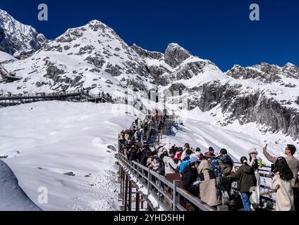 (241111) -- LIJIANG, 11 novembre 2024 (Xinhua) -- les touristes visitent la montagne enneigée de Yulong à Lijiang, dans la province du Yunnan du sud-ouest de la Chine, 9 novembre 2024. Dans le but de construire une ville touristique de renommée mondiale, Lijiang a amélioré le service dans ses sites pittoresques tels que la ville antique de Lijiang et la montagne enneigée de Yulong, dans un effort pour promouvoir le développement de haute qualité de son marché du tourisme culturel. Selon les statistiques, la ville a reçu 68,663 millions de touristes au cours des trois premiers trimestres de 2024, une augmentation de 20,71 pour cent en glissement annuel. (Xinhua/Hu Chao) Banque D'Images