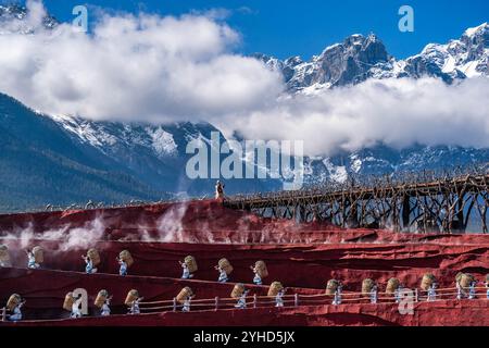 (241111) -- LIJIANG, 11 novembre 2024 (Xinhua) -- des artistes jouent dans la comédie musicale en plein air 'impression Lijiang' au site pittoresque de la montagne enneigée de Yulong à Lijiang, dans la province du Yunnan du sud-ouest de la Chine, 9 novembre 2024. Dans le but de construire une ville touristique de renommée mondiale, Lijiang a amélioré le service dans ses sites pittoresques tels que la ville antique de Lijiang et la montagne enneigée de Yulong, dans un effort pour promouvoir le développement de haute qualité de son marché du tourisme culturel. Selon les statistiques, la ville a reçu 68,663 millions de touristes au cours des trois premiers trimestres de 2024, soit une augmentation de 20,71 pour cent y Banque D'Images