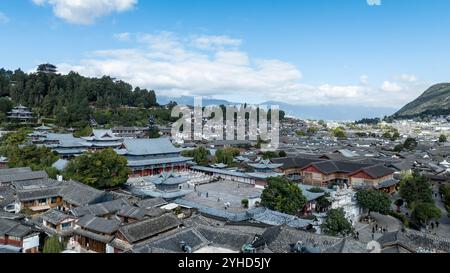 (241111) -- LIJIANG, 11 novembre 2024 (Xinhua) -- une photo de drone aérien prise le 10 novembre 2024 montre des gens visitant la ville antique de Lijiang dans la province du Yunnan, au sud-ouest de la Chine. Dans le but de construire une ville touristique de renommée mondiale, Lijiang a amélioré le service dans ses sites pittoresques tels que la ville antique de Lijiang et la montagne enneigée de Yulong, dans un effort pour promouvoir le développement de haute qualité de son marché du tourisme culturel. Selon les statistiques, la ville a reçu 68,663 millions de touristes au cours des trois premiers trimestres de 2024, une augmentation de 20,71 pour cent en glissement annuel. (Xinhua/Hu Chao) Banque D'Images