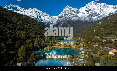 (241111) -- LIJIANG, 11 novembre 2024 (Xinhua) -- une photo de drone aérien prise le 9 novembre 2024 montre des touristes visitant la vallée de Lanyue (Lune bleue) à Lijiang, dans la province du Yunnan, au sud-ouest de la Chine. Dans le but de construire une ville touristique de renommée mondiale, Lijiang a amélioré le service dans ses sites pittoresques tels que la ville antique de Lijiang et la montagne enneigée de Yulong, dans un effort pour promouvoir le développement de haute qualité de son marché du tourisme culturel. Selon les statistiques, la ville a reçu 68,663 millions de touristes au cours des trois premiers trimestres de 2024, une augmentation de 20,71 pour cent en glissement annuel. (Xinhua Banque D'Images