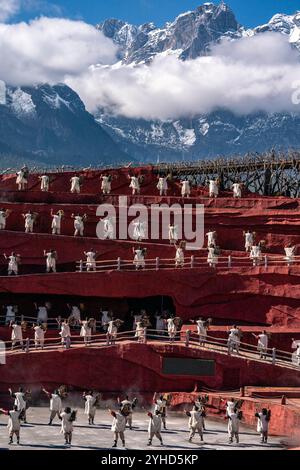 (241111) -- LIJIANG, 11 novembre 2024 (Xinhua) -- des artistes jouent dans la comédie musicale en plein air 'impression Lijiang' au site pittoresque de la montagne enneigée de Yulong à Lijiang, dans la province du Yunnan du sud-ouest de la Chine, 9 novembre 2024. Dans le but de construire une ville touristique de renommée mondiale, Lijiang a amélioré le service dans ses sites pittoresques tels que la ville antique de Lijiang et la montagne enneigée de Yulong, dans un effort pour promouvoir le développement de haute qualité de son marché du tourisme culturel. Selon les statistiques, la ville a reçu 68,663 millions de touristes au cours des trois premiers trimestres de 2024, soit une augmentation de 20,71 pour cent y Banque D'Images