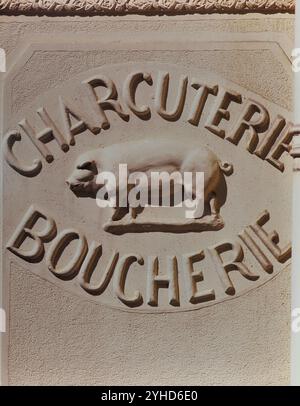 Charcuterie boucherie. Boucher de porc Beaulieu sur mer, France Banque D'Images