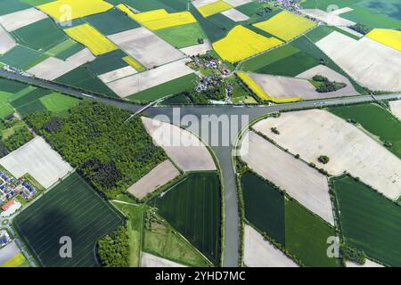 Vue aérienne, traversée du canal, canal Mittelland, canal latéral de l'Elbe, voie de transport, bateau de navigation intérieure Banque D'Images