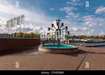 Amsterdam, pays-Bas - OCT 11, 2021 : bassin de roue aquatique Lorenz au musée des sciences NEMO à Amsterdam, pays-Bas. Banque D'Images