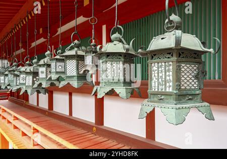 Lanternes suspendues (tsuri-Doro) Kasuga-taisha sanctuaire, Nara, Japon, Asie Banque D'Images