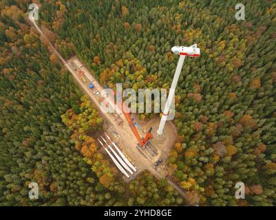 Grand projet de construction dans la forêt avec des éoliennes et des feuilles d'automne colorées, chantier de construction de parc éolien, Groembach, Forêt Noire, Allemagne Banque D'Images