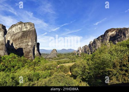 Ermitages entre de hautes roches, monastères sur des formations de grès, Météores, ciel bleu, climat printanier, Thessalie, Grèce, Europe Banque D'Images