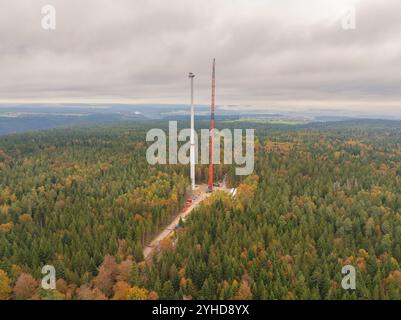 Une éolienne presque terminée dans la forêt d'automne avec une vue large, site de construction de parc éolien, Groembach, Forêt Noire, Allemagne, Europe Banque D'Images