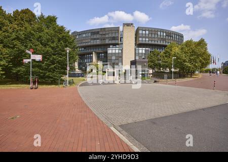 parlement d'Etat avec entrée au parking souterrain à Duesseldorf, capitale de l'Etat, ville indépendante, Rhénanie du Nord-Westphalie, Allemagne, Europe Banque D'Images