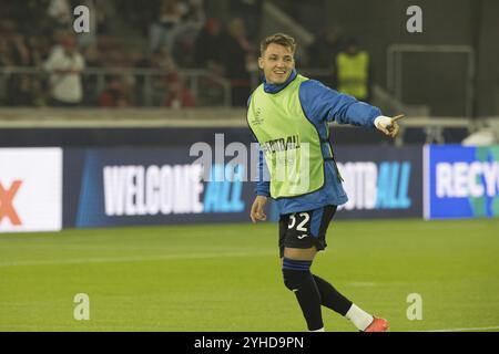 Match de football, Mateo RETEGUI Atalanta Bergamo souriant et pointant vers la droite avec l'index et le bandage sur sa main pendant l'échauffement d'avant-match, S Banque D'Images