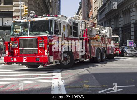 NEW YORK, 24 AOÛT 2017 : un gros camion de pompiers rouge à Manhattan. New York, États-Unis, Amérique du Nord Banque D'Images