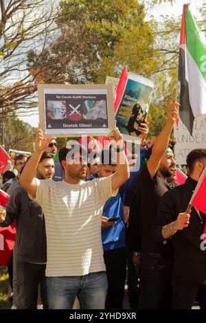 Gaziantep, Turkiye. 18 octobre 2023. Une manifestation pro-palestinienne est organisée sur le campus de l'Université Gaziantep, dans le sud de Turkiye. Les étudiants tenaient le drapeau palestinien avec le drapeau turc, tout en appelant au boycott de Coca-Cola, McDonald’s et Starbucks en raison de leur soutien à Israël. La manifestation a été organisée par des étudiants de la Faculté de théologie, d’histoire islamique et des Arts de l’université, avec le professeur Mehmet Akbas, prononçant un discours de soutien aux Palestiniens lors de l’événement Banque D'Images