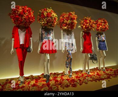 Mannequins dans la vitrine d'un grand magasin à Paris, France, Europe Banque D'Images