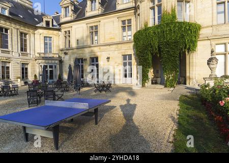 Table de ping-pong dans la cour du château Grand Mello. France. Journée ensoleillée en août Banque D'Images