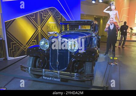 PARIS, FRANCE, 1er AVRIL 2017 : salon Renault sur les champs Elysées. Renault Reinastella, produite de 1929 à 1933 Banque D'Images