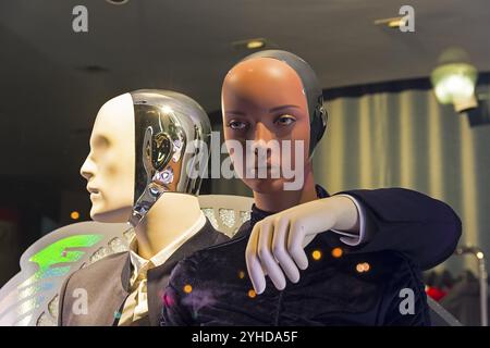 Paris, France, 20 décembre 2018 : vitrine d'un magasin de vêtements coûteux. Mannequins futuristes (cyborgs) dans un vêtement à la mode et cher Banque D'Images