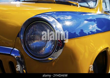 MOSCOU, RUSSIE, 1er OCTOBRE 2016 : phare d'une vieille voiture soviétique légendaire Volga gaz M-21. Coloriage de voiture de police Banque D'Images