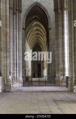 Rouen, France, 30 août 2018 : intérieur d'un temple catholique. Église abbatiale Saint-Ouen, Rouen, France, Europe Banque D'Images