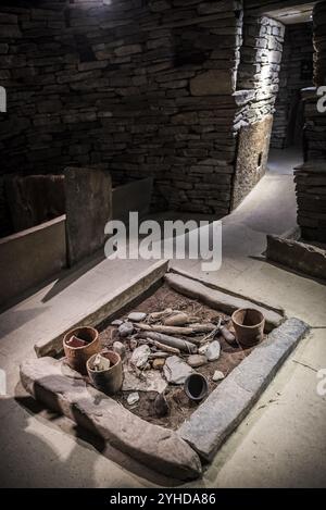 Réplique d'une maison de la colonie néolithique de Skara Brae, continentale, Orcades, Écosse, Grande-Bretagne Banque D'Images