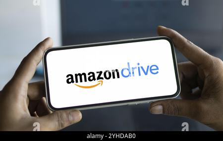 Dhaka, Bangladesh- 06 Oct 2024 : le logo Amazon Drive est affiché sur le smartphone Banque D'Images