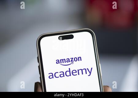 Dhaka, Bangladesh- 06 Oct 2024 : le logo de l'académie Amazon est affiché sur le smartphone Banque D'Images