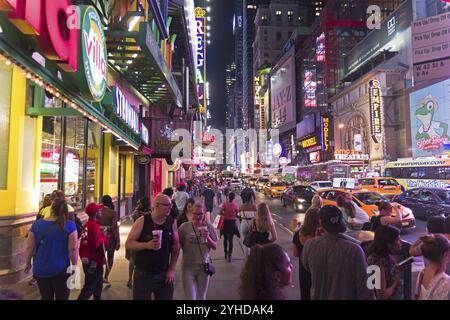 NEW YORK, 20 AOÛT 2017 : New York la nuit. West 42nd Street Banque D'Images