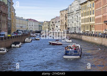 Saint-Pétersbourg, Russie, 16 juin 2019 : bateaux de plaisance et de tourisme avec des touristes sur la rivière Moïka. Jour nuageux en juin, Europe Banque D'Images