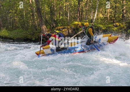 Buryatia, Russie, 31 juillet 2019 : catamaran sportif sur les rapides. Le, Europe Banque D'Images