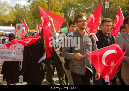 Gaziantep, Turkiye. 18 octobre 2023. Une manifestation pro-palestinienne est organisée sur le campus de l'Université Gaziantep, dans le sud de Turkiye. Les étudiants tenaient le drapeau palestinien avec le drapeau turc, tout en appelant au boycott de Coca-Cola, McDonald’s et Starbucks en raison de leur soutien à Israël. La manifestation a été organisée par des étudiants de la Faculté de théologie, d’histoire islamique et des Arts de l’université, avec le professeur Mehmet Akbas, prononçant un discours de soutien aux Palestiniens lors de l’événement Banque D'Images