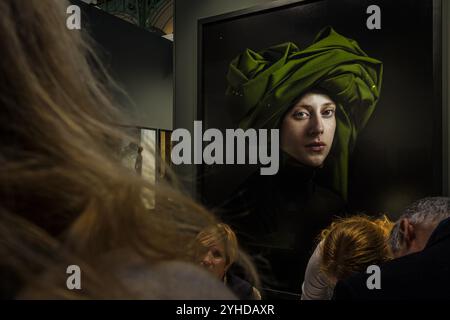 FRANCE. PARIS (75) (8 EME ARRONDISSEMENT) PARIS PHOTO 2024. LE ? PARIS PHOTO ? L’ÉVÉNEMENT CULTUREL REVIENT AU GRAND PALAIS. LE ? TURBAN VERT ? EXHIBITIO Banque D'Images