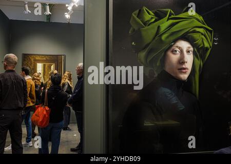 FRANCE. PARIS (75) (8 EME ARRONDISSEMENT) PARIS PHOTO 2024. LE ? PARIS PHOTO ? L’ÉVÉNEMENT CULTUREL REVIENT AU GRAND PALAIS. LE ? TURBAN VERT ? EXHIBITIO Banque D'Images