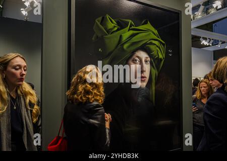 FRANCE. PARIS (75) (8 EME ARRONDISSEMENT) PARIS PHOTO 2024. LE ? PARIS PHOTO ? L’ÉVÉNEMENT CULTUREL REVIENT AU GRAND PALAIS. LE ? TURBAN VERT ? EXHIBITIO Banque D'Images