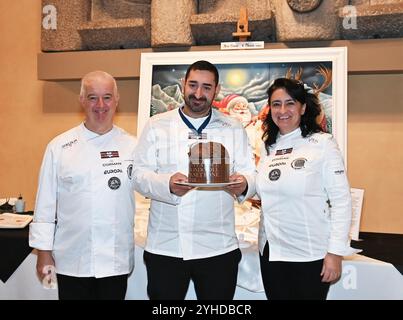 Milan, Italie Coupe du monde Panettone 2024 lieu et rencontres avec les pâtissiers Palazzo Castiglioni Milan Ithe photo : Pasquale Iannelli (Italie) champion du monde de panettone chocolat, Mario Romani et Manuela Silvia Taddeo créateurs de la peinture artistique massepain créée pour l'événement et Noël Banque D'Images