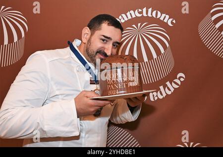 Milan, Italie Coupe du monde Panettone 2024 lieu et rencontres avec les chefs pâtissiers Palazzo Castiglioni Milan Ithe photo : Pasquale Iannelli (Italie) champion du monde de panettone chocolat Banque D'Images