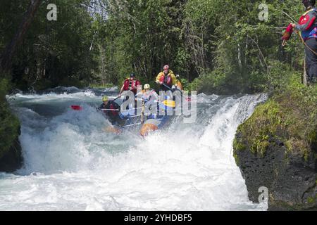Buryatia, Russie, 31 juillet 2019 : catamaran sportif sur les rapides. Le, Europe Banque D'Images