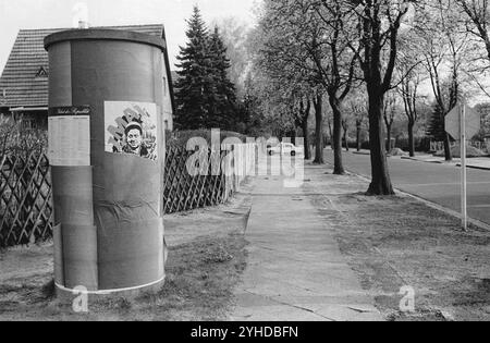 04.04.1982 RDA district de Potsdam ville de Falkensee. Colonne Litfass avec les restes d'une affiche pour le 1er mai 1982 et le programme du Palais du R. Banque D'Images