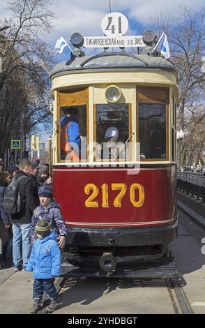 MOSCOU, RUSSIE, 15 AVRIL 2017 : ancienne voiture de tramway au festival, dédiée à l'anniversaire du tramway de Moscou. Moscou, boulevard Chistoprudny Banque D'Images