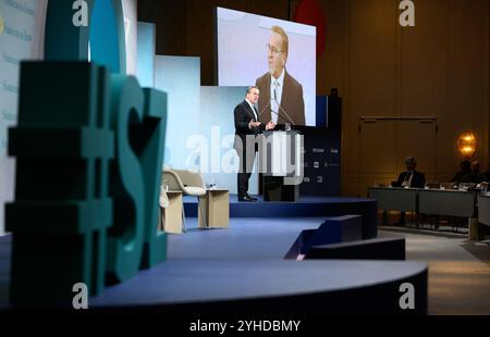 Berlin, Allemagne. 11 novembre 2024. Boris Pistorius (SPD), ministre fédéral de la Défense, intervient lors du 18e sommet économique de Süddeutsche Zeitung (SZ). Sous la devise "le monde en bouleversement - que faire?", plus de 60 intervenants de la politique, des affaires, de la science et de la culture discuteront lors du Sommet économique SZ de trois jours à l'Hôtel Adlon à Berlin. Crédit : Bernd von Jutrczenka/dpa/Alamy Live News Banque D'Images