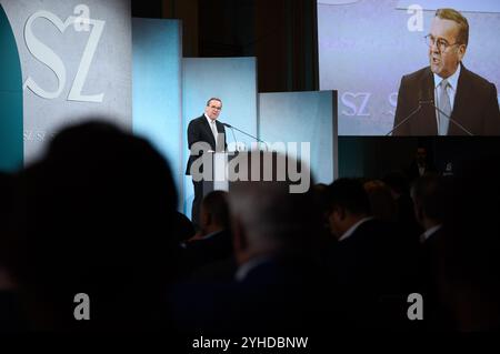 Berlin, Allemagne. 11 novembre 2024. Boris Pistorius (SPD), ministre fédéral de la Défense, intervient lors du 18e sommet économique de Süddeutsche Zeitung (SZ). Sous la devise "le monde en bouleversement - que faire?", plus de 60 intervenants de la politique, des affaires, de la science et de la culture discuteront lors du Sommet économique SZ de trois jours à l'Hôtel Adlon à Berlin. Crédit : Bernd von Jutrczenka/dpa/Alamy Live News Banque D'Images