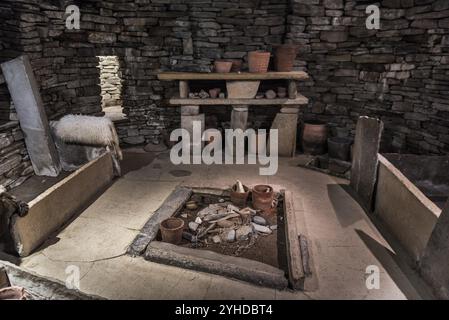 Réplique d'une maison de la colonie néolithique de Skara Brae, continentale, Orcades, Écosse, Grande-Bretagne Banque D'Images