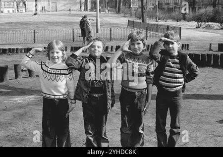 09/09/1978 RDA quartier de Berlin est de Prenzlauer Berg. Trois garçons et une fille sur une aire de jeux à Letteplatz avec un salut militaire. Berlin Banque D'Images