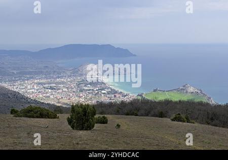 Vue depuis le sommet de la montagne Perchem (la plus haute montagne dans les environs de la ville de Sudak) en direction des baies de Sudak et Kapsel. C Banque D'Images