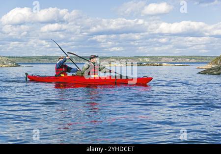 LAC LADOGA, RUSSIE, 4 juin 2017 : kayak touristique sur le lac Ladoga Banque D'Images