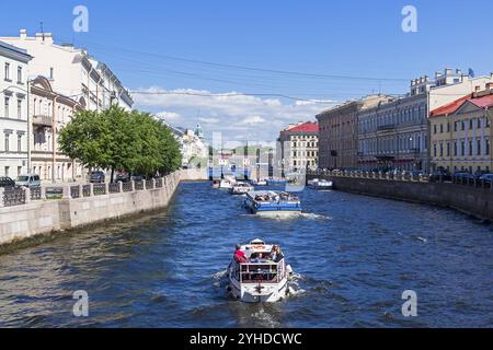 Saint-Pétersbourg, Russie, 16 juin 2019 : bateaux de plaisance et de tourisme avec des touristes sur la rivière Moïka. Journée ensoleillée en juin, Europe Banque D'Images