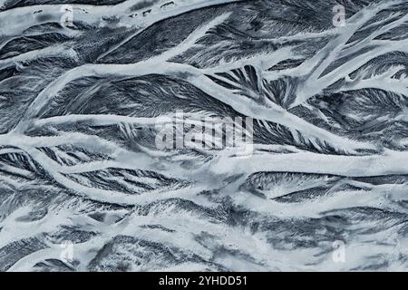 Vue aérienne abstraite des modèles de rivières gelées en Islande Banque D'Images