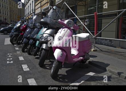 Parking pour motos et scooters dans les rues de Paris Banque D'Images